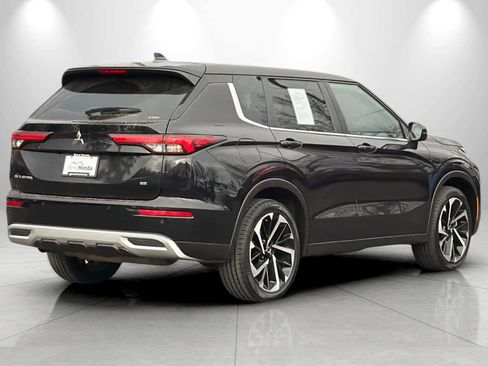 Used 2024 Mitsubishi Outlander SE image 2