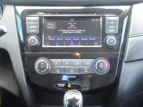Used 2020 Nissan Rogue S FWD image 15