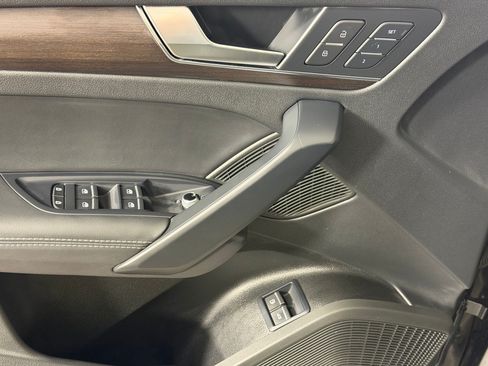 Used 2025 Audi Q5 e Premium Plus w/ Premium Plus Package AWD/4WD image 13