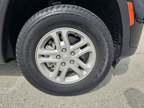 Used 2023 Jeep Grand Cherokee Laredo image 44