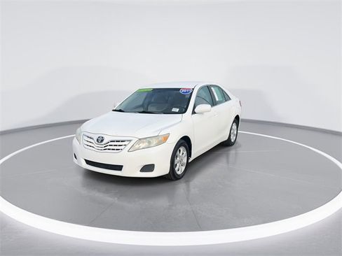 Used 2011 Toyota Camry SE image 2