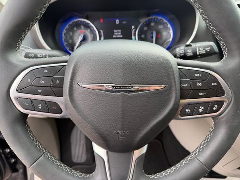 Certified 2023 Chrysler Pacifica Touring-L FWD image 19