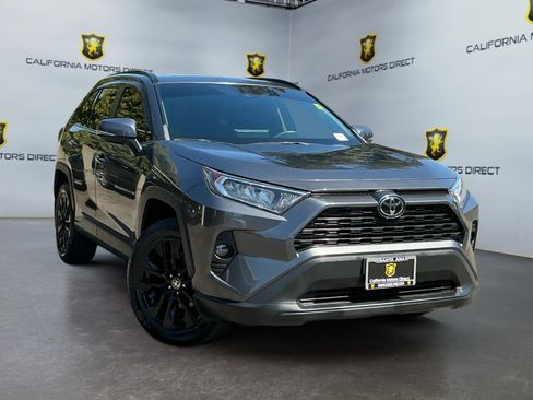 Used 2021 Toyota RAV4 XLE Premium image 3