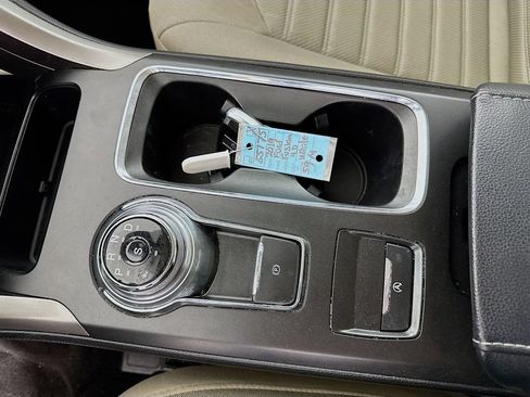 Used 2019 Ford Fusion SE FWD image 15