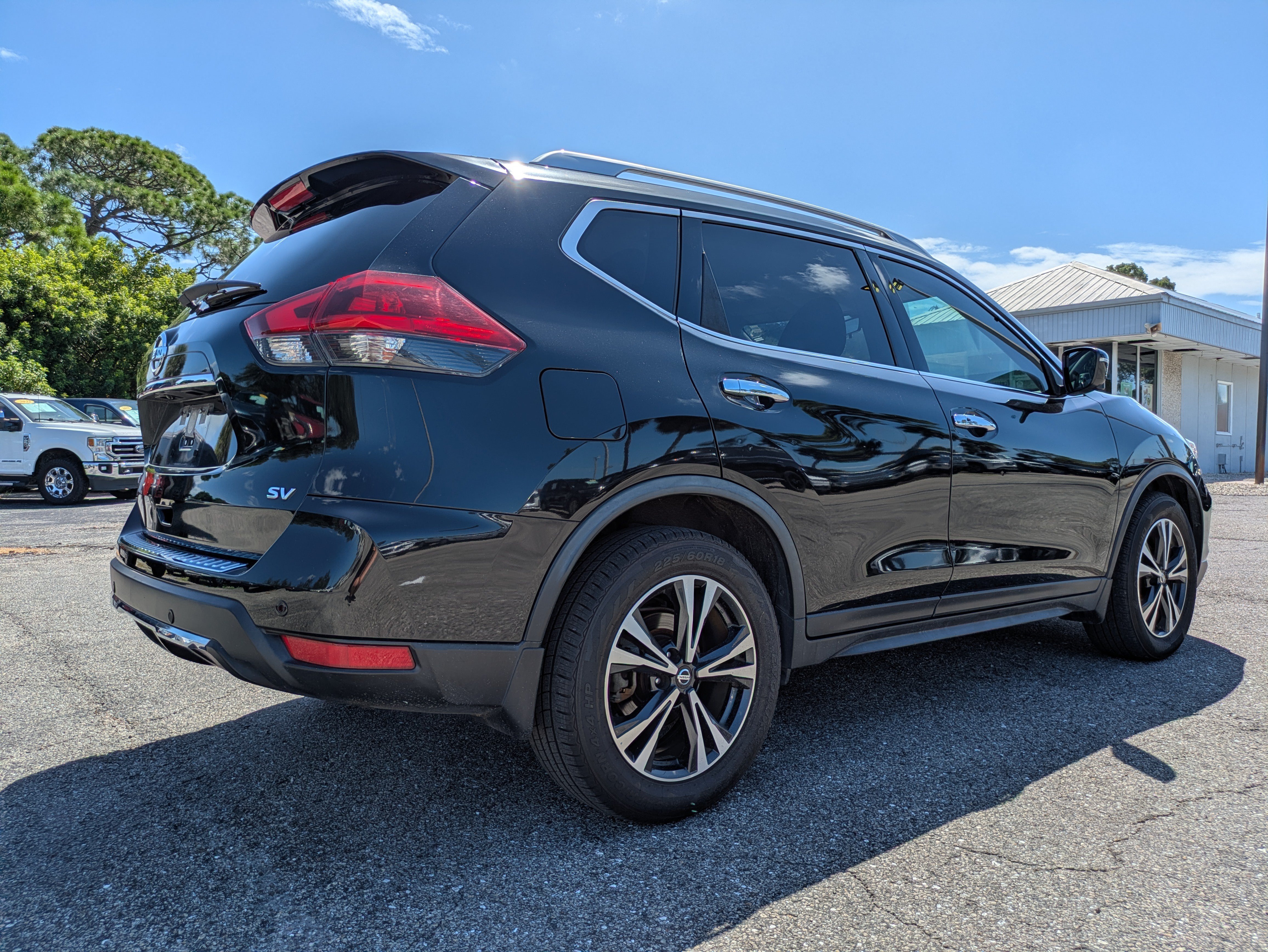 Used 2019 Nissan Rogue SV w/ Premium Package FWD image 4