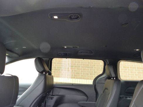 Used 2025 Chrysler Pacifica Select FWD image 21