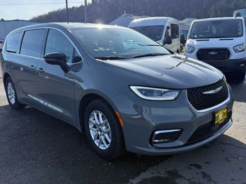 Used 2025 Chrysler Pacifica Select image 3