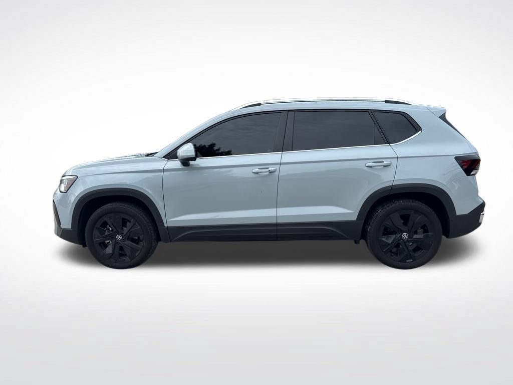 Used 2025 Volkswagen Taos SE w/ Panoramic Sunroof Package FWD image 8