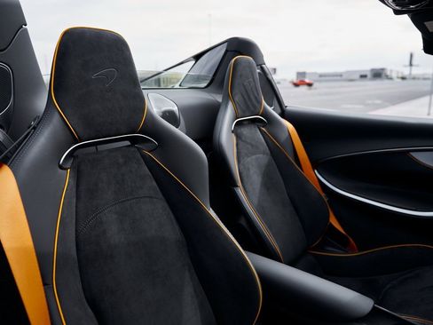 Used 2025 McLaren Artura image 42