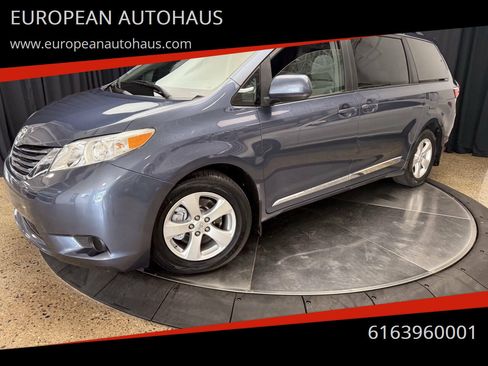 Used 2017 Toyota Sienna LE w/ Protection Package FWD image 1