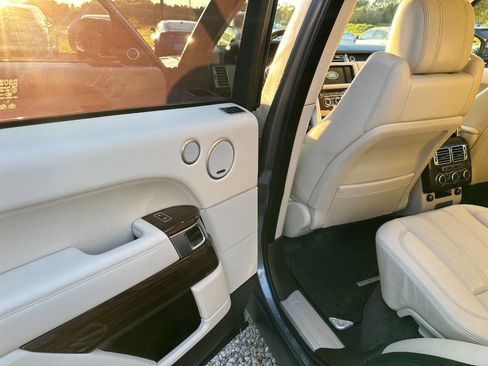 Used 2015 Land Rover Range Rover HSE image 11