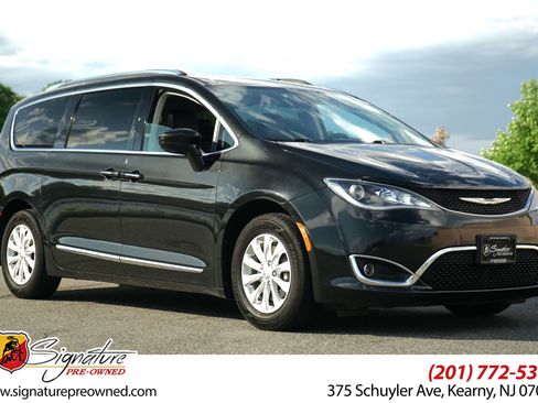 Used 2018 Chrysler Pacifica Touring-L FWD image 1