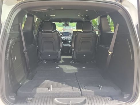 Used 2024 Chrysler Pacifica Limited FWD image 32