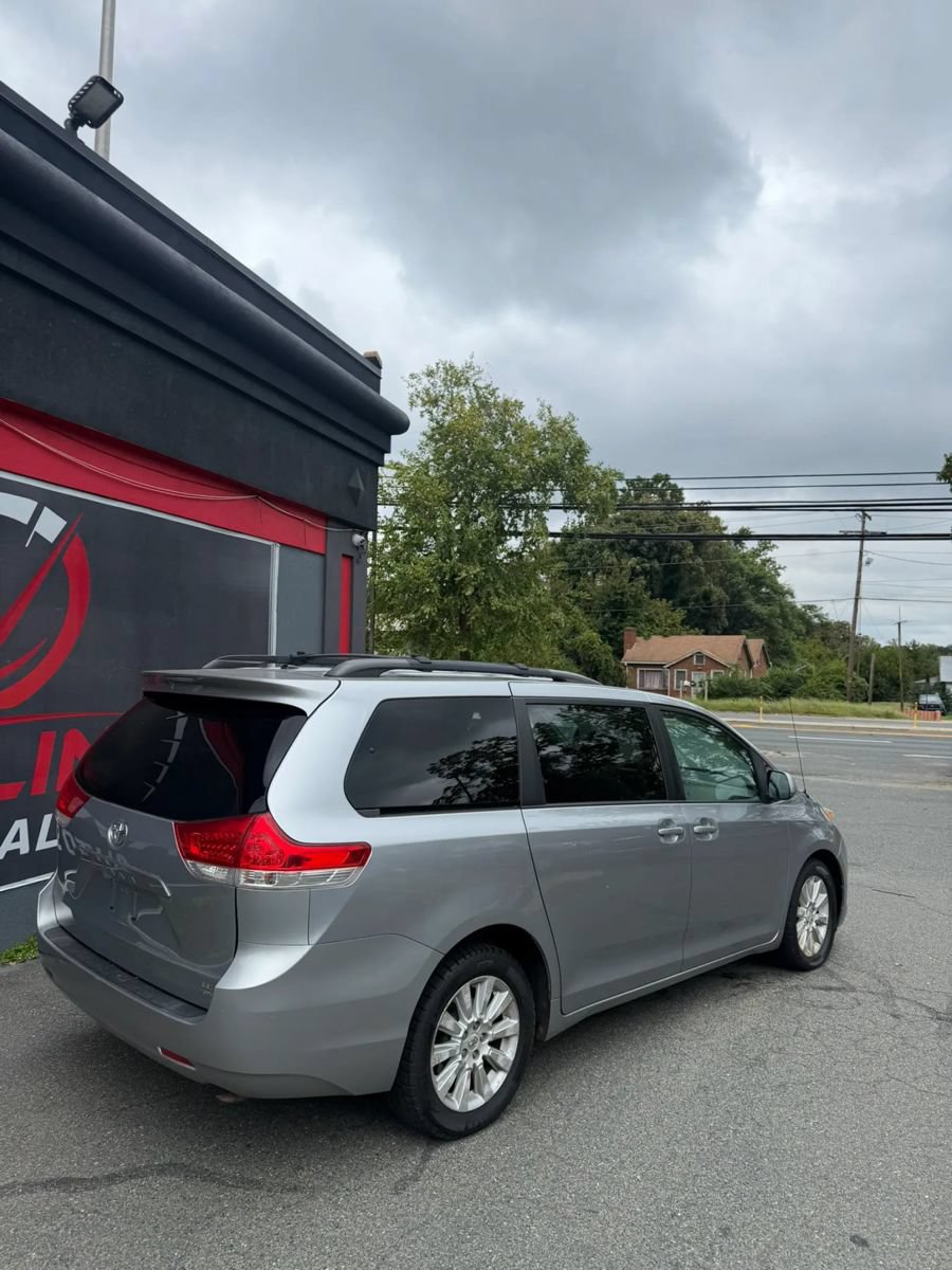 Used 2012 Toyota Sienna LE w/ Towing Pkg AWD/4WD image 2