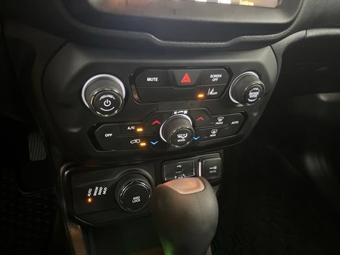 Used 2023 Jeep Renegade Latitude AWD/4WD image 71
