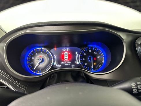 Used 2023 Chrysler Pacifica Touring-L image 17