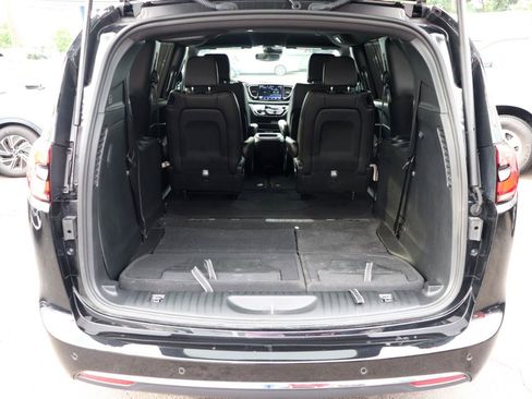Used 2025 Chrysler Pacifica Select FWD image 52