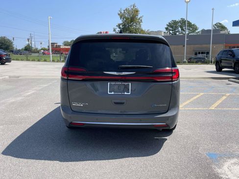 Used 2023 Chrysler Pacifica Touring-L FWD image 5