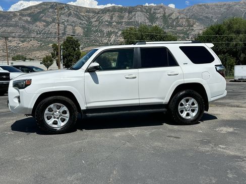 Used 2020 Toyota 4Runner SR5 AWD/4WD image 3