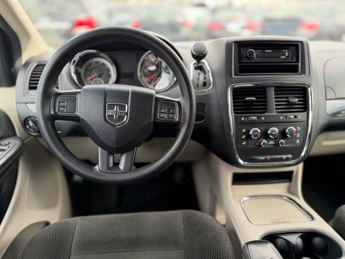 Used 2016 Dodge Grand Caravan SXT FWD image 5