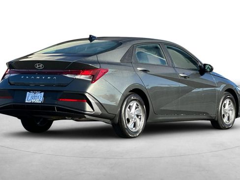 Certified 2026 Hyundai Elantra SE FWD image 8