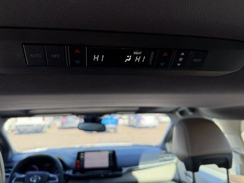 Used 2021 Toyota Sienna XLE image 29