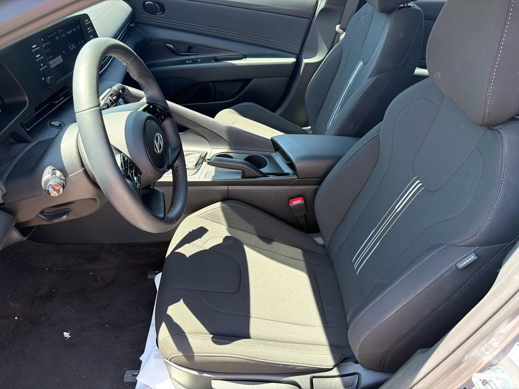 Certified 2025 Hyundai Elantra Sport FWD image 9