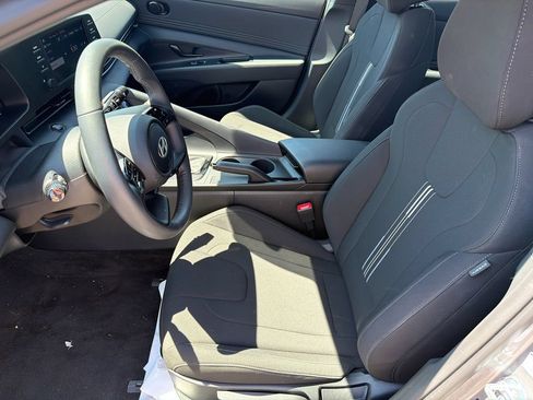 Certified 2025 Hyundai Elantra Sport FWD image 9