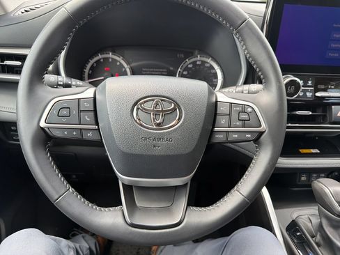 Used 2025 Toyota Highlander XLE FWD image 20