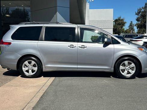Used 2012 Toyota Sienna LE FWD image 3