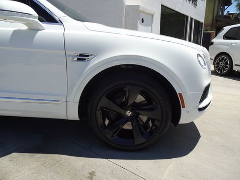 Used 2019 Bentley Bentayga AWD/4WD image 10