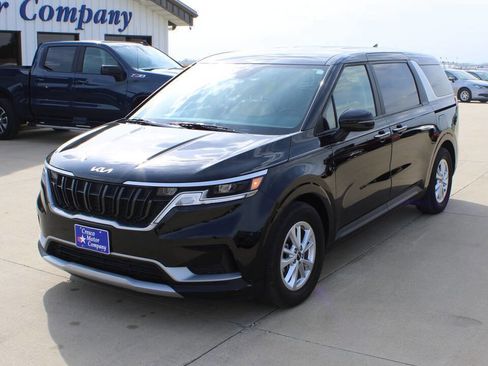 Used 2023 Kia Carnival LX image 1