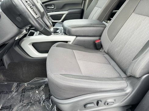 Used 2020 Nissan Titan SV image 5