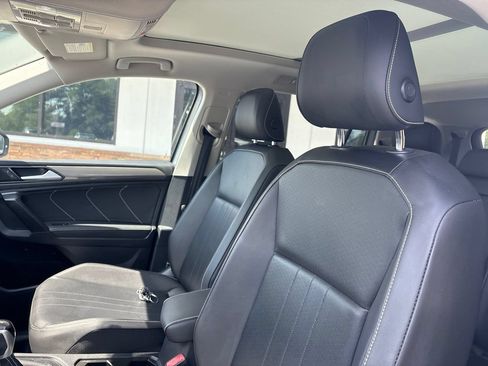 Used 2022 Volkswagen Tiguan SE FWD image 3