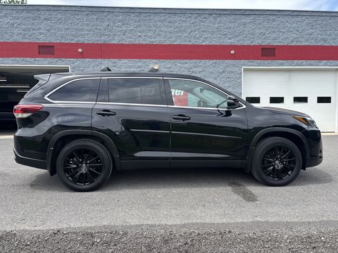 Used 2019 Toyota Highlander SE AWD/4WD image 2
