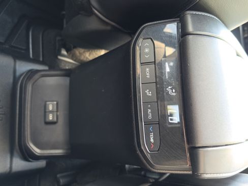 Used 2023 Toyota Highlander XLE AWD/4WD image 34
