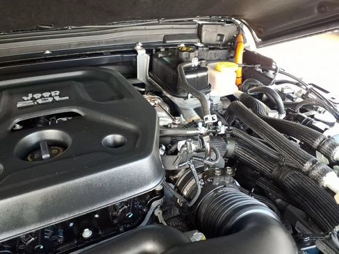 Used 2023 Jeep Wrangler Unlimited Sahara AWD/4WD image 32