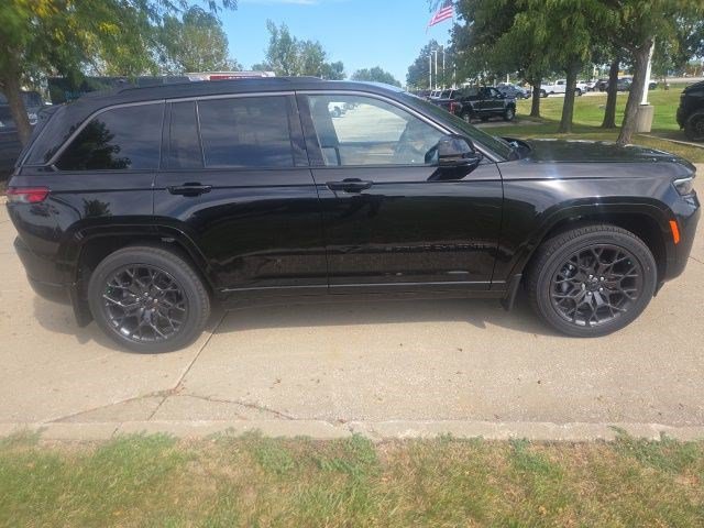 New 2027 Jeep Grand Cherokee Summit w/ MOPAR Finishing Package AWD/4WD image 5