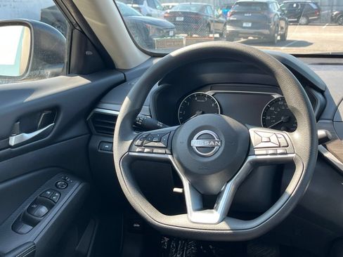 Used 2025 Nissan Altima 2.5 SV FWD image 28