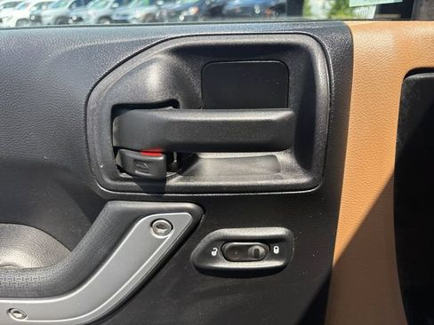 Used 2013 Jeep Wrangler Unlimited Sahara w/ Connectivity Group AWD/4WD image 18