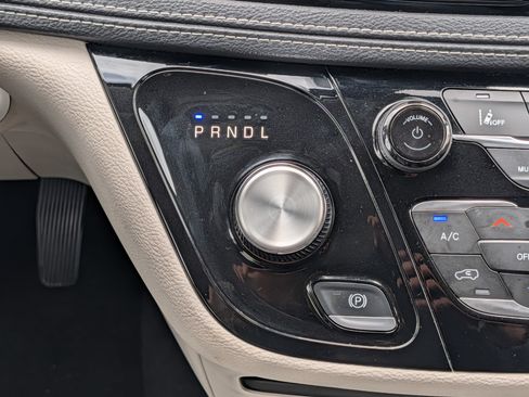 Used 2024 Chrysler Pacifica Limited FWD image 30