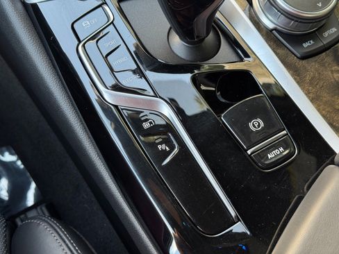 Used 2022 BMW 530e w/ Premium Package RWD image 31