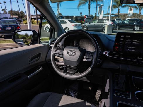 Certified 2024 Toyota Sienna LE image 5