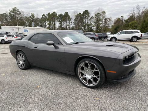 Used 2018 Dodge Challenger SXT image 2