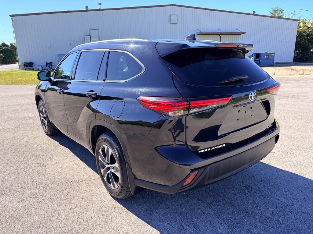 Used 2020 Toyota Highlander XLE AWD/4WD image 4