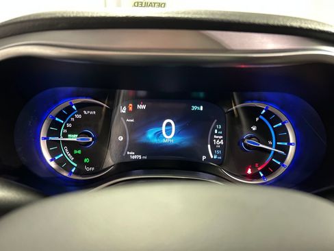 Used 2025 Chrysler Pacifica Premium FWD image 16