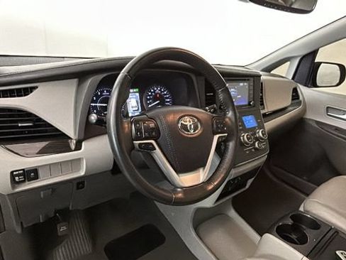 Used 2020 Toyota Sienna XLE FWD image 13