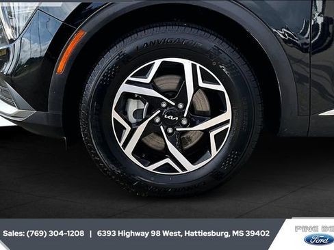 Used 2025 Kia Sportage LX image 7