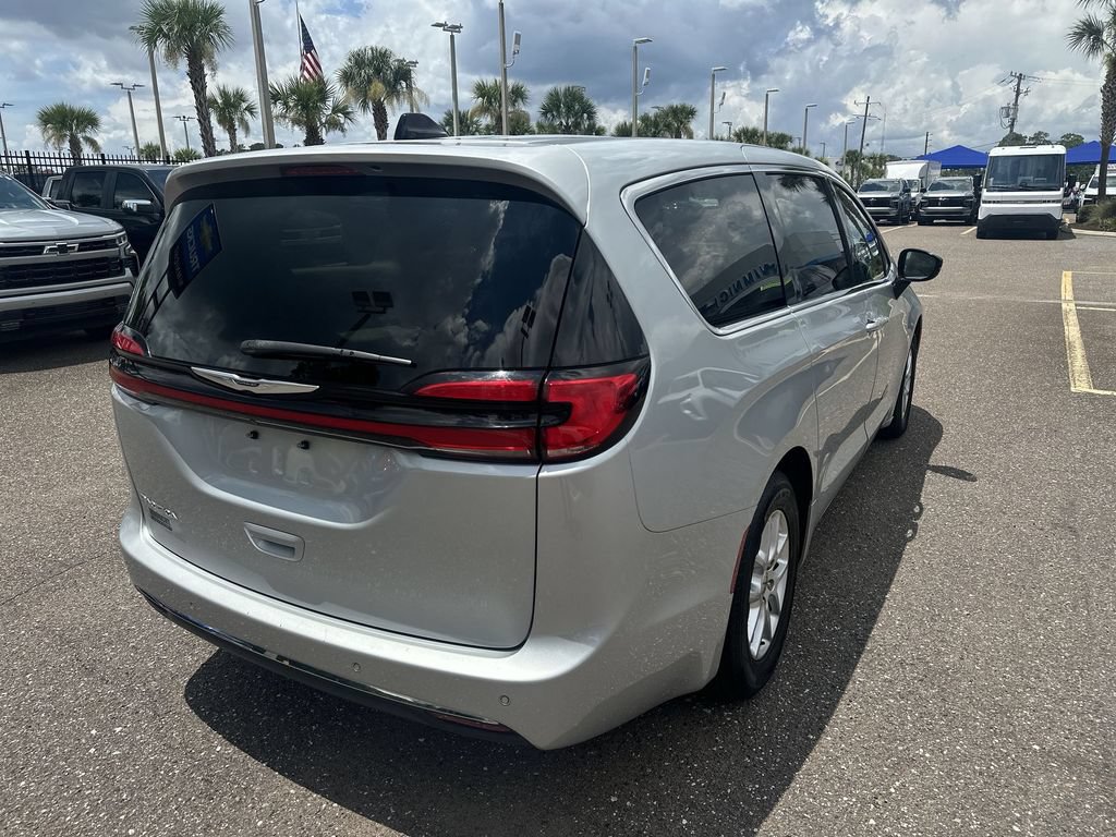 Used 2024 Chrysler Pacifica Touring-L FWD image 16
