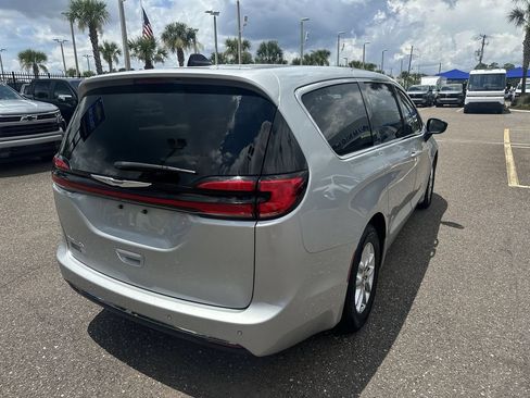 Used 2024 Chrysler Pacifica Touring-L FWD image 16